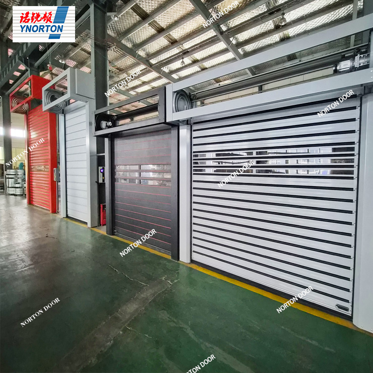 Das Schnellrolltor öffnet und schließt sich automatisch und sorgt so für mehr Komfort.