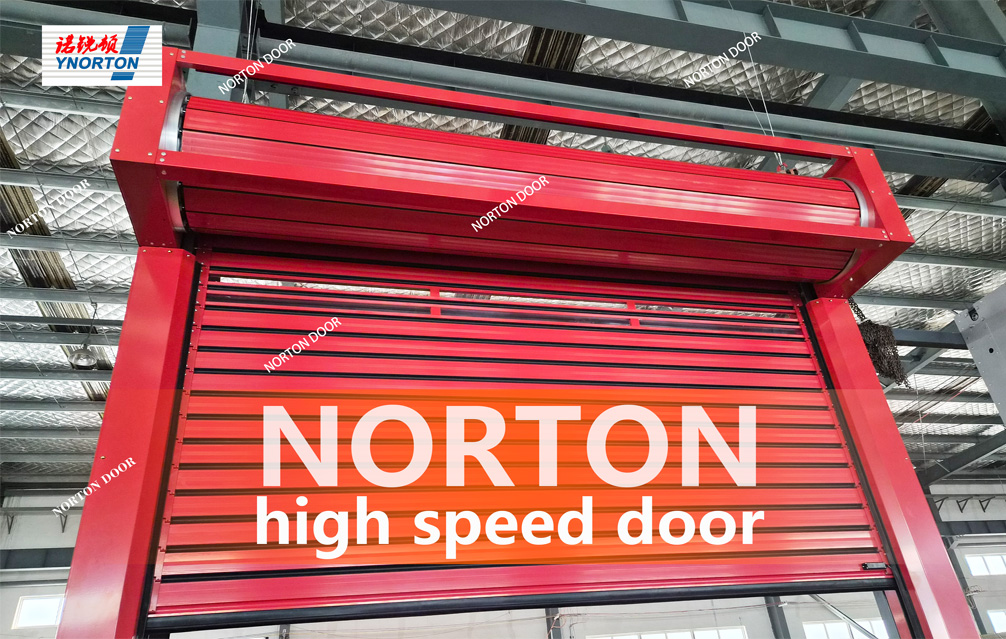 Dieses Lager nutzt Schnelllauftore, um die Effizienz zu verbessern.